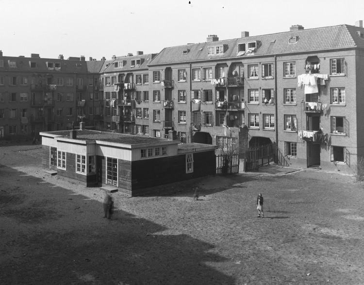 Van Beuningenplein gezien vanuit de De Kempenaerstraat, met in het midden buurthuis 'Ons Huis' Staatsliedenbuurt van de Vereniging voor club- en buurthuiswerk - april 1946 - Foto: Stadsarchief Amsterdam  