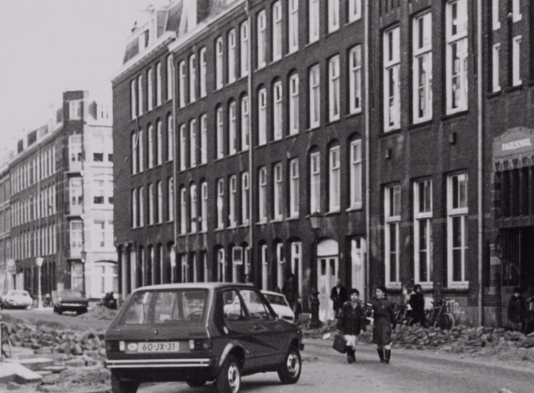 Fagelstraat, voorbij de zijstraat is nummer 7, rechts de Fagelschool - 1983 - Beeldbank Stadsarchief Amsterdam  