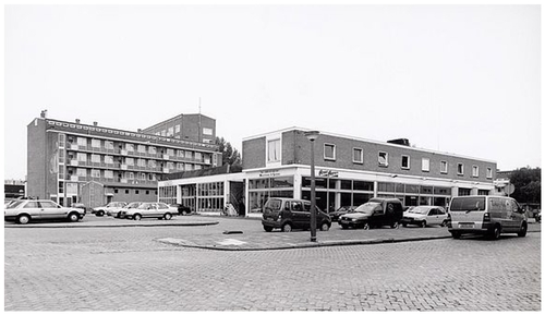 Occasioncenter "Atax Auto's" voorheen Garage Punt - 2001 - Beeldbank Stadsarchief / Ton van Rijn  