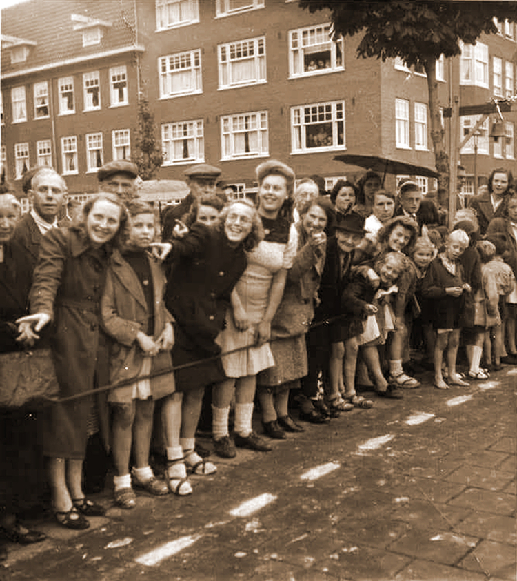 Mei 1945 bevrijdingsfeest op De Rijpgracht!.jpg  